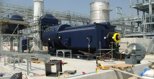 Nieuwe waterpijpketel tijdens plaatsing op een industrieterrein